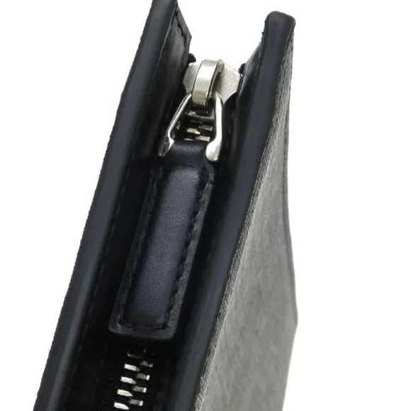 Gucci GG Supreme Clutch Bag - Picture 8 of 9